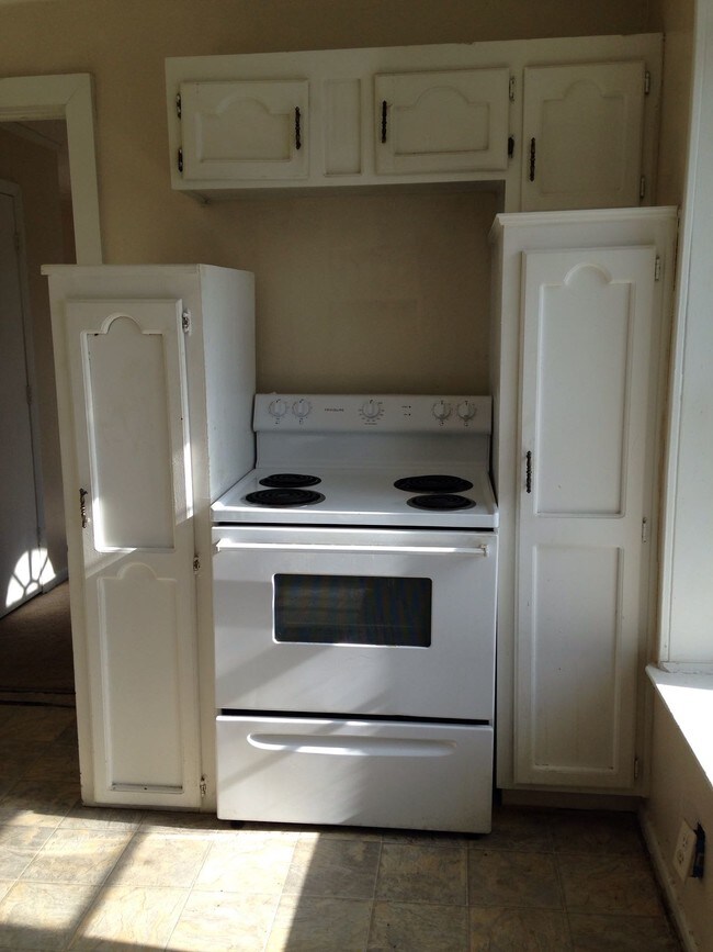 Building Photo - 523 S Crysler Ave