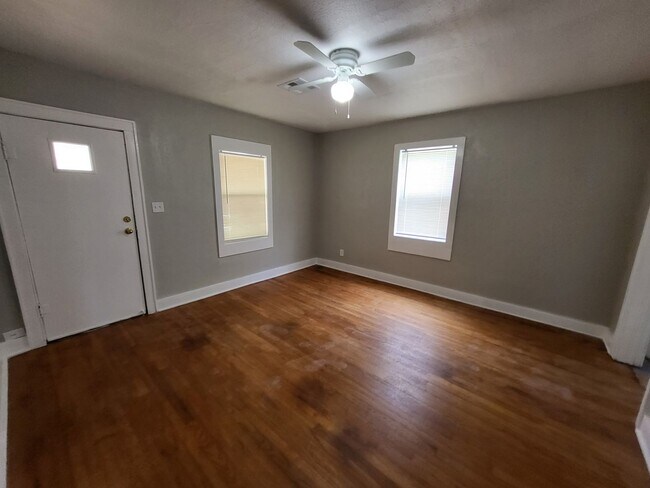 Foto del edificio - Remodeled 1 bedroom 1 bathroom duplex hous...