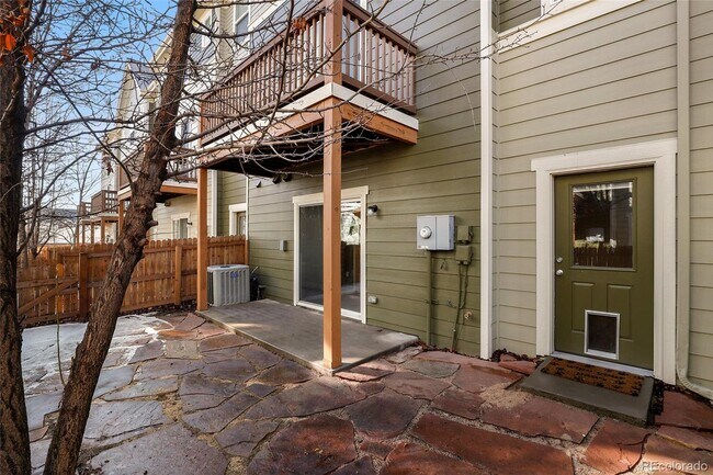 Gran patio trasero cercado - 3680 S Beeler St