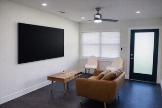 Building Photo - 618 E 40th St