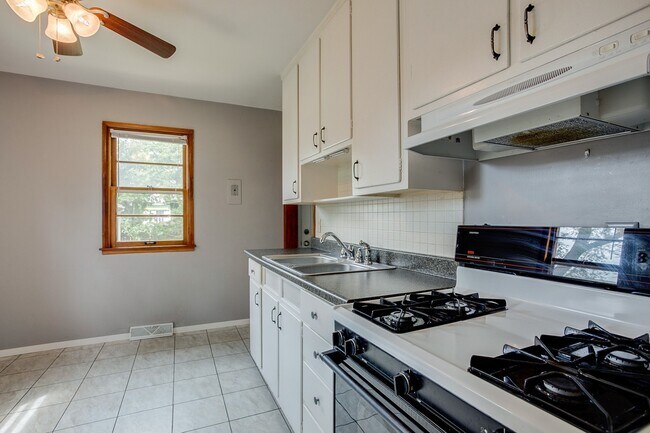 Building Photo - 1714 W Clark - 2 Bed Bungalow - Available ...
