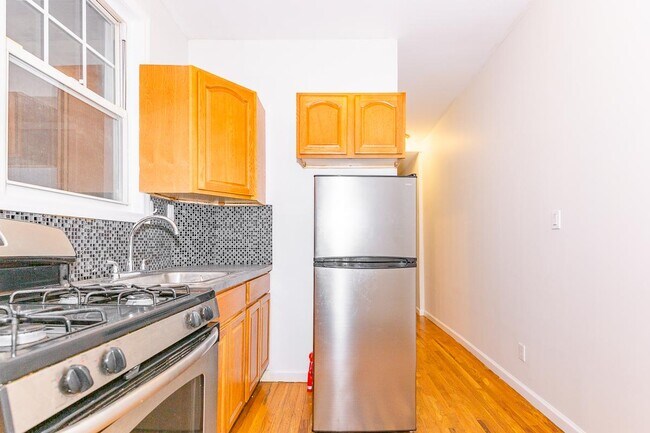 Building Photo - 1327 Halsey St