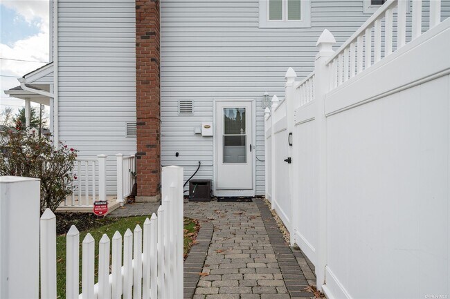 Building Photo - 108 Wright Ave