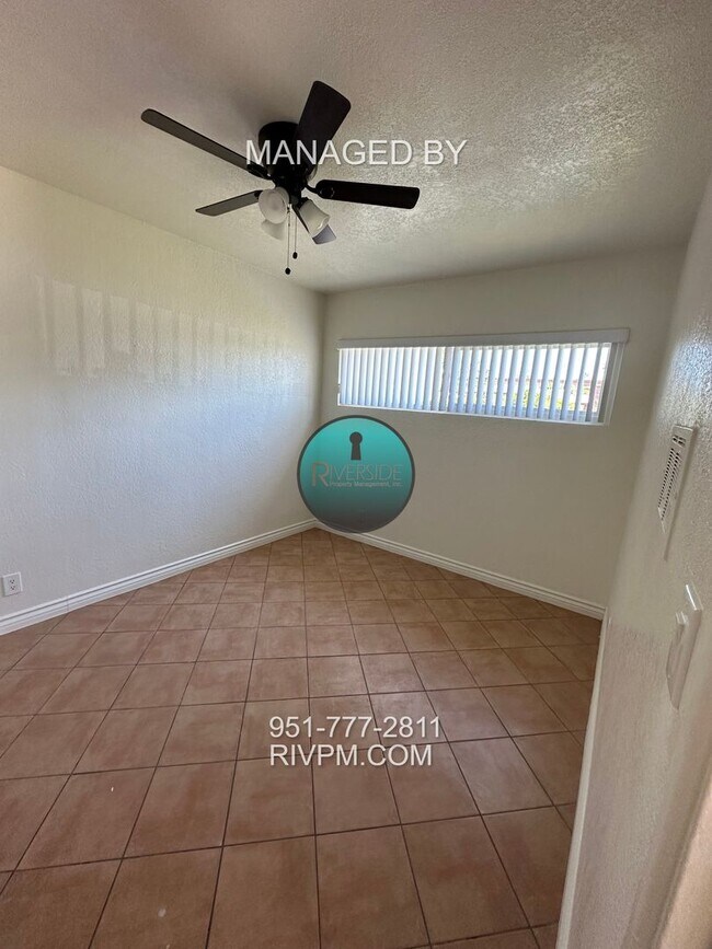 Building Photo - One Bedroom Apartment Off University!