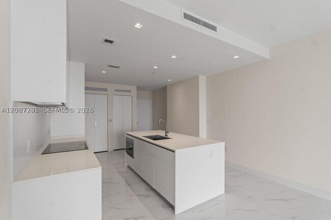 Foto del edificio - 700 NE 24th St