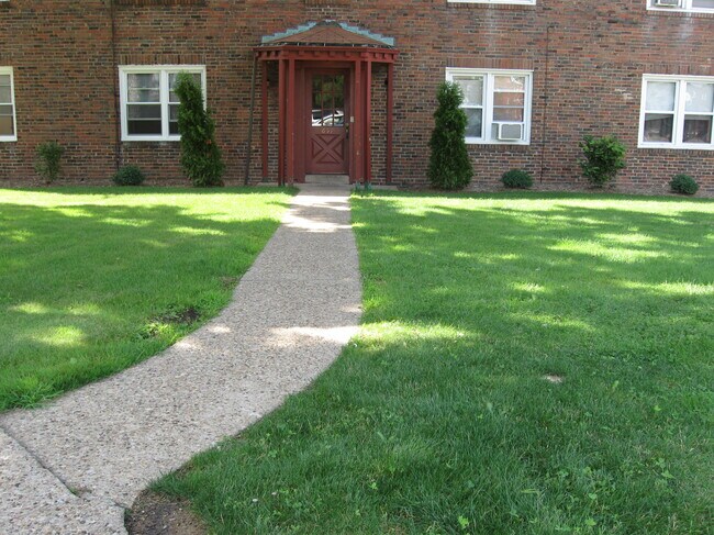 Building Photo - 657 Southcrest Ct