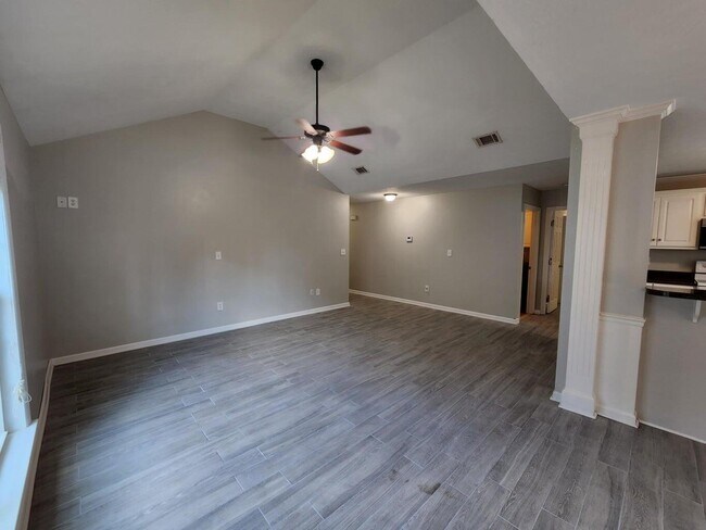 Building Photo - 572 Lory Ln