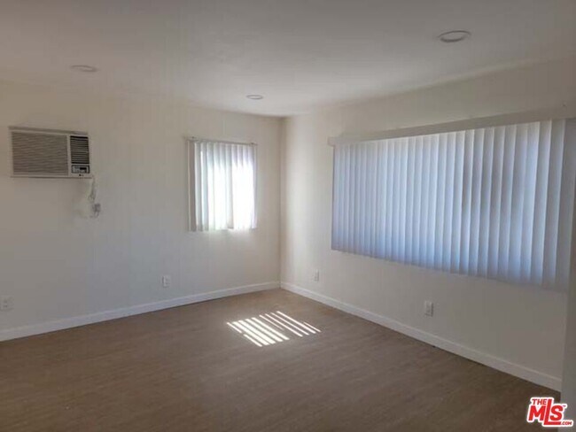 Foto del edificio - 519 W Hillcrest Blvd