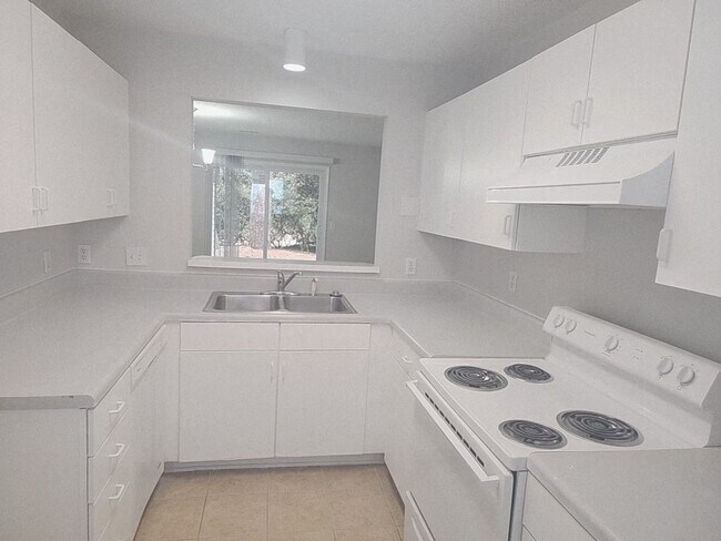 Foto del edificio - RENT SPECIAL! LOCATION, LOCATION, LOCATION! ONLY MINUTES TO WRIGHTSVILLE BEACH, CENTRAL TO ALL IL...