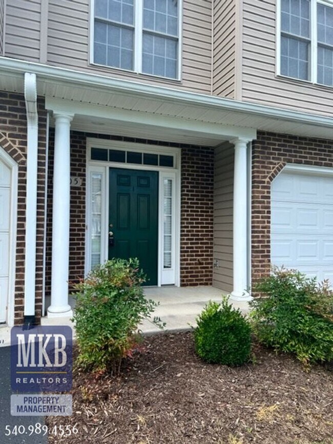 Building Photo - Townhouse in North County