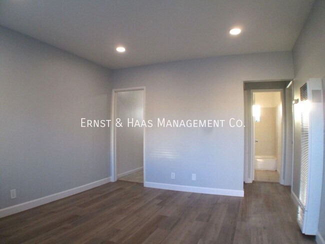 Foto del edificio - 815 E 9th St