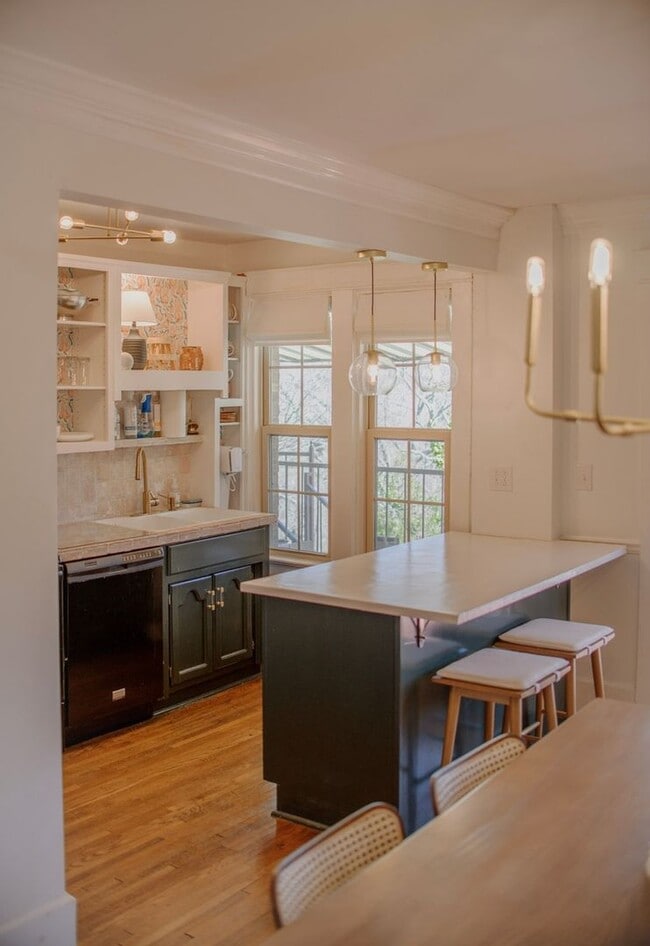 Building Photo - Charming 2 Bedroom Condo in Highland Park
