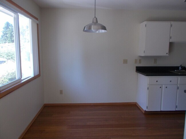 Building Photo - Nicely Updated 2BR 1 BA Kirkland Condo! Fi...