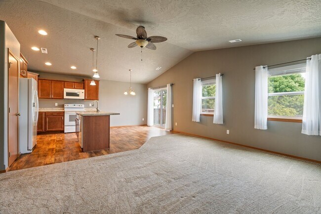 Foto del edificio - Charming Single-Level Home with Modern Com...