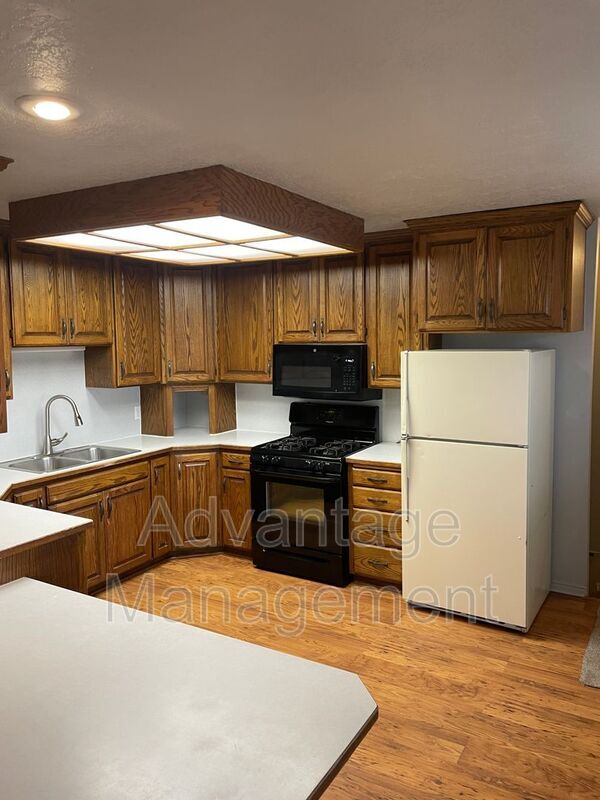 Building Photo - 571 S 2400 W