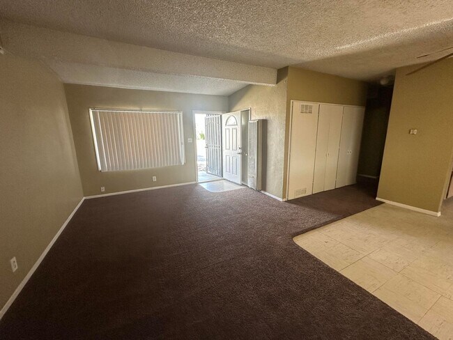 Building Photo - Cute 4 Bed Apartment!!!