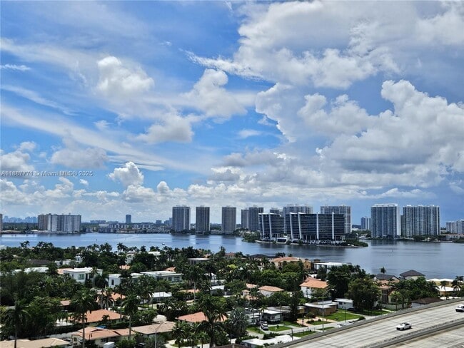 Foto del edificio - 19370 Collins Ave