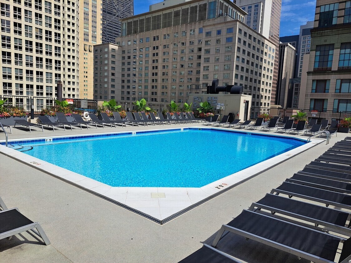 Outdoor rooftop pool - 30 E Huron St (Chicago, IL)