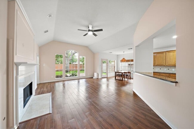 Foto del edificio - 7319 Emerald Glen Dr