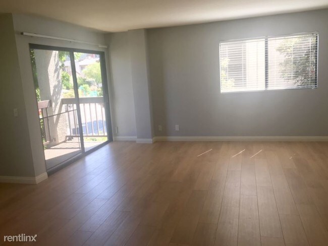 Building Photo - 360 W Lexington Dr