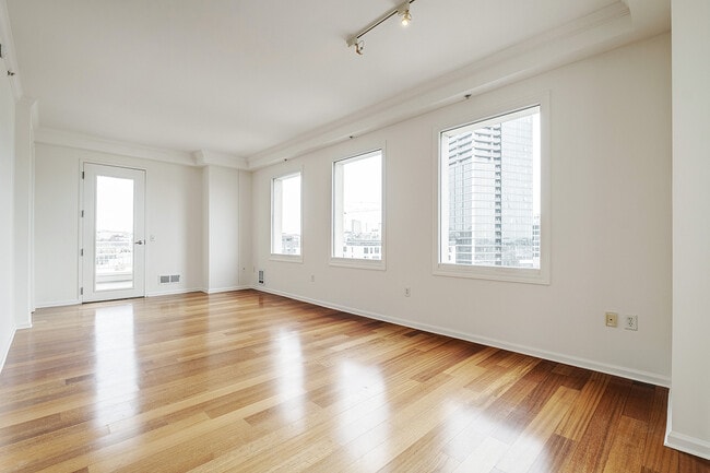 Building Photo - 140 S Van Ness Ave