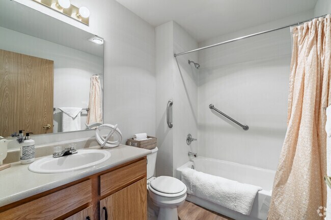 1 habitación, 1 baño - 545 pies cuadrados - Baño - Vintage at Holly Village Seniors