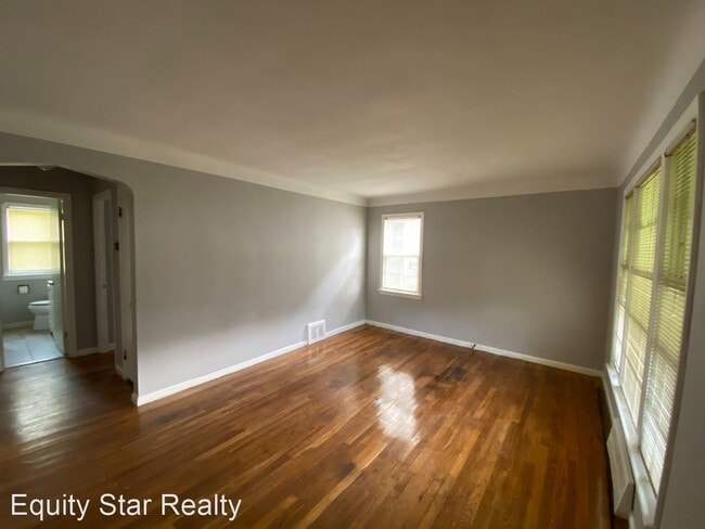 Building Photo - 3 br, 1.5 bath House - 18211 Knoll Dr