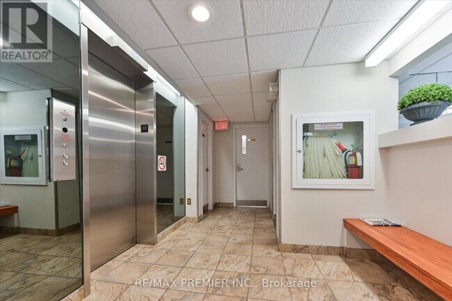 Photo du bâtiment - 3734 St Clair Ave E