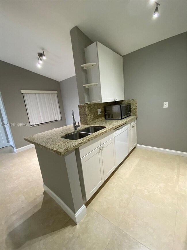 Foto del edificio - 2820 N Oakland Forest Dr