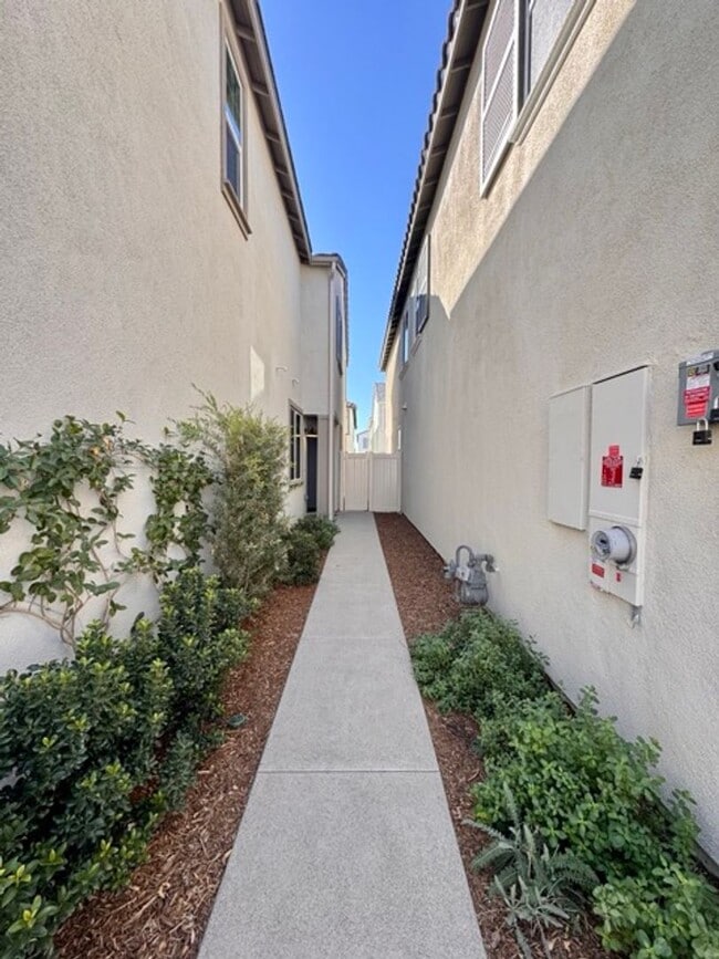 Building Photo - Brand New 4 Bedroom Home with Solar in Gat...