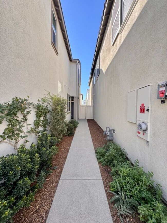 Foto del edificio - Brand New 4 Bedroom Home with Solar in Gat...