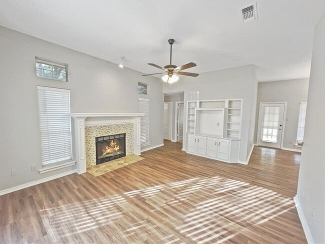 Building Photo - Charming 3 Bed, 2 Bath Home in Prime Fort ...