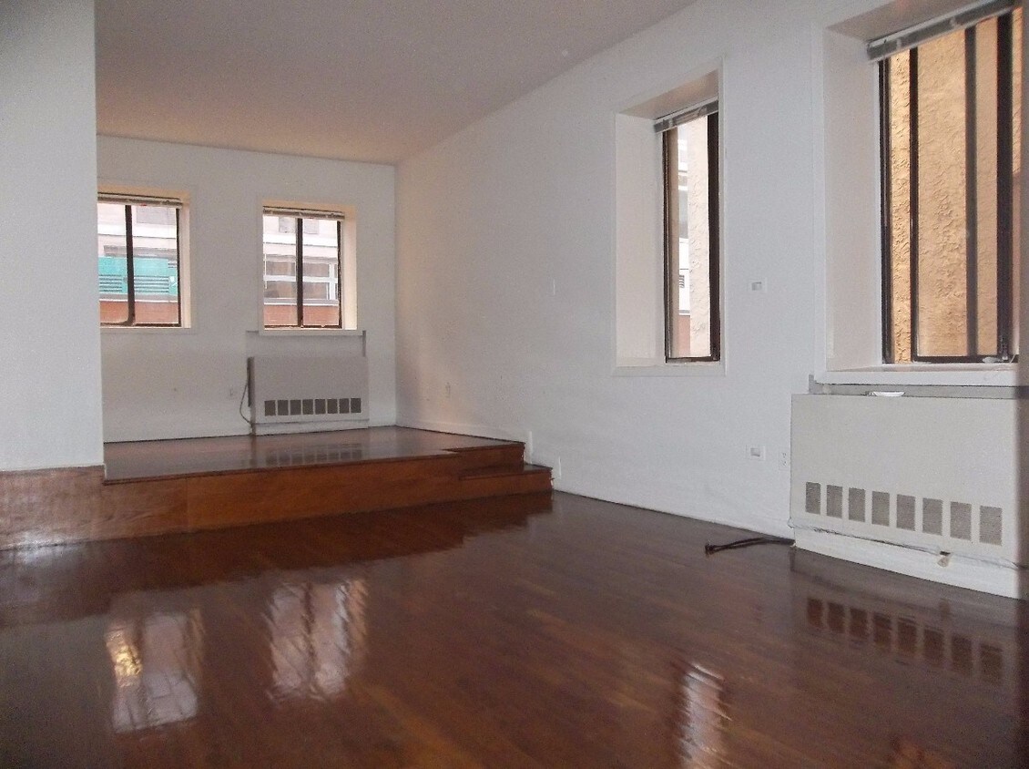 Primary Photo - 221 E 33rd St