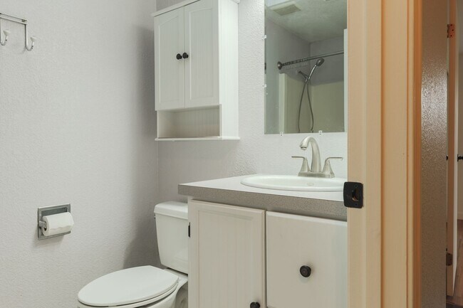 Foto del edificio - 3 Bedroom 1 Bathroom Rambler in NE Tacoma!