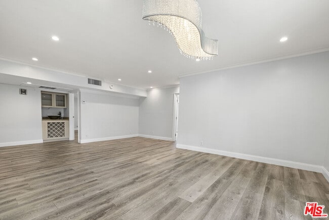 Building Photo - 423 Rexford Dr