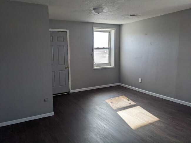 Building Photo - 105 1st St E