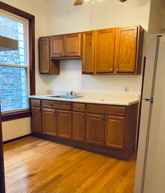 Building Photo - 1450 N Maplewood Ave