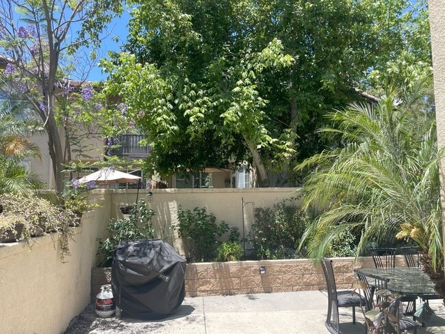 Building Photo - Gorgeous Highly Upgraded Corner End Unit i...