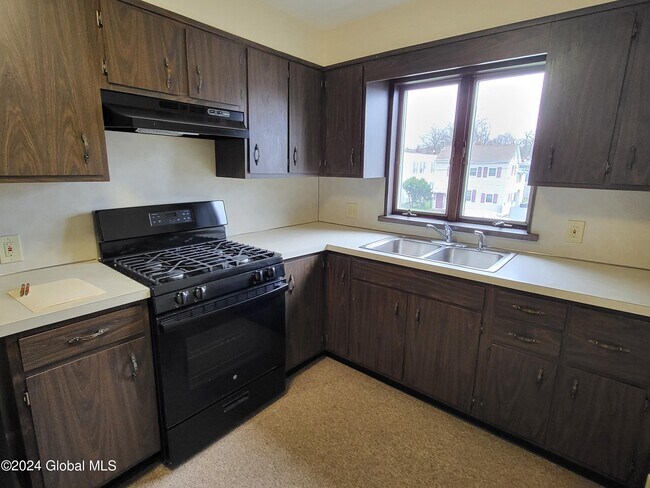Building Photo - 109 3rd St