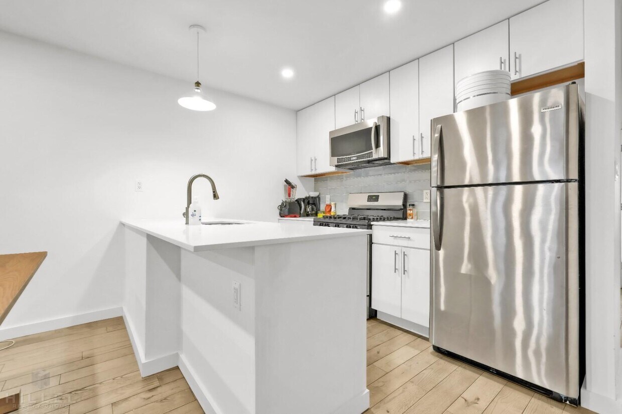 Primary Photo - No Fee * Renovated 2 Bed 2 Bath with Out D...