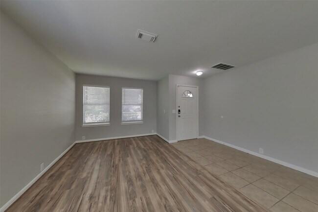 Foto del edificio - 2744 Woodspring Forest Dr
