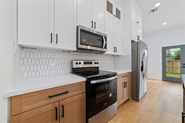 Building Photo - 4010 Dreyfus St