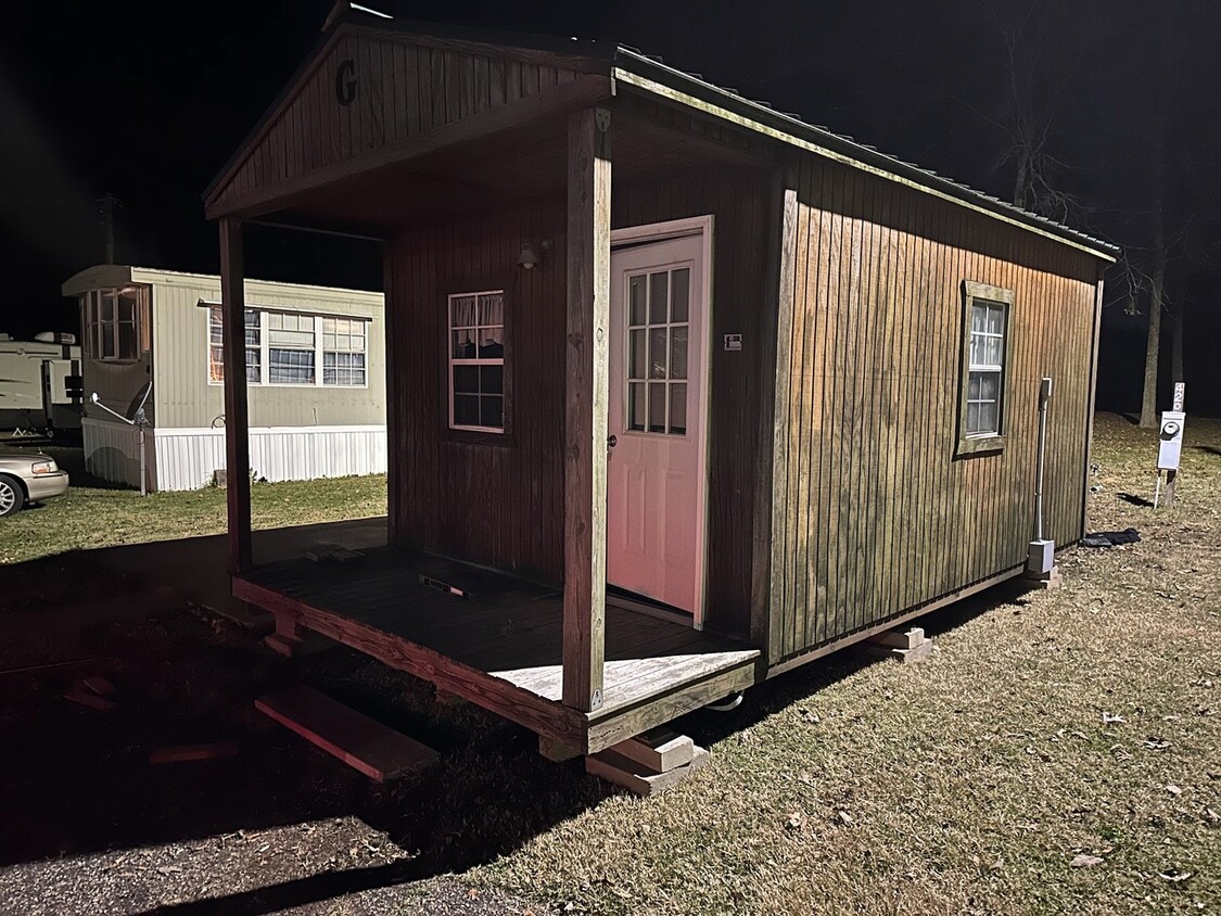 Primary Photo - Charming 1-Bedroom Mobile Home Oasis in Lo...