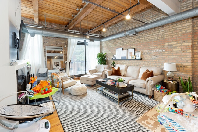 Building Photo - 612 N Oakley Blvd