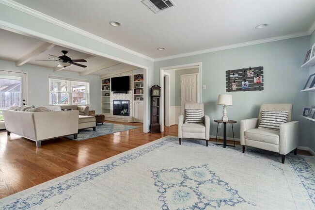 Foto del edificio - 12318 Woodthorpe Ln