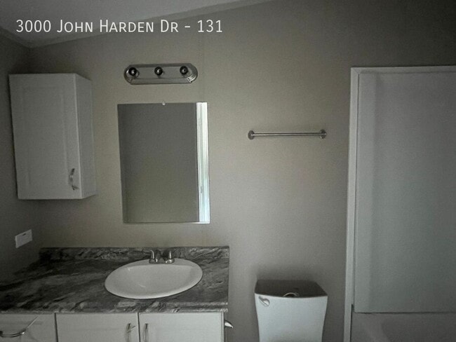 Foto del edificio - 3000 John Harden Dr