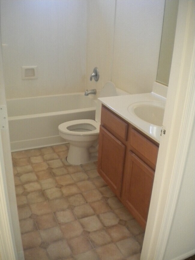 Foto del edificio - Spacious 3 bedroom, 2.5 bathroom