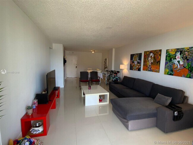 Building Photo - 1450 Brickell Bay Dr