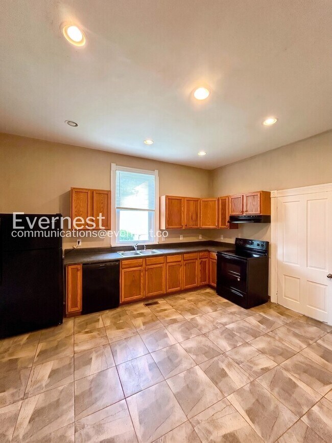 Foto del edificio - 3 Bed, 1 Bath Home with Driveway and Hardwood Floors | Housing Vouchers Accepted |  Available Now!