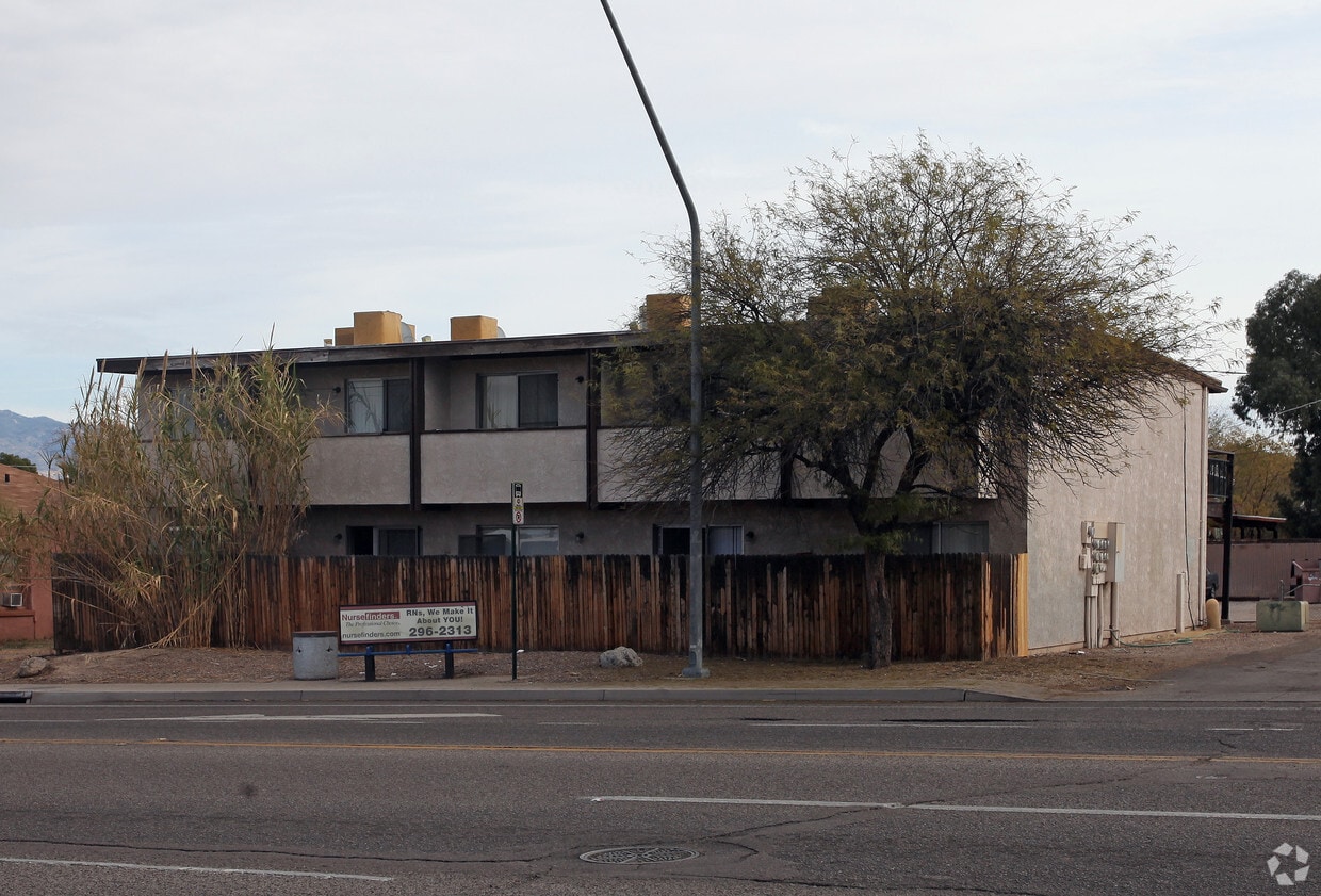 Building Photo - 1124-1142 N Tucson Blvd